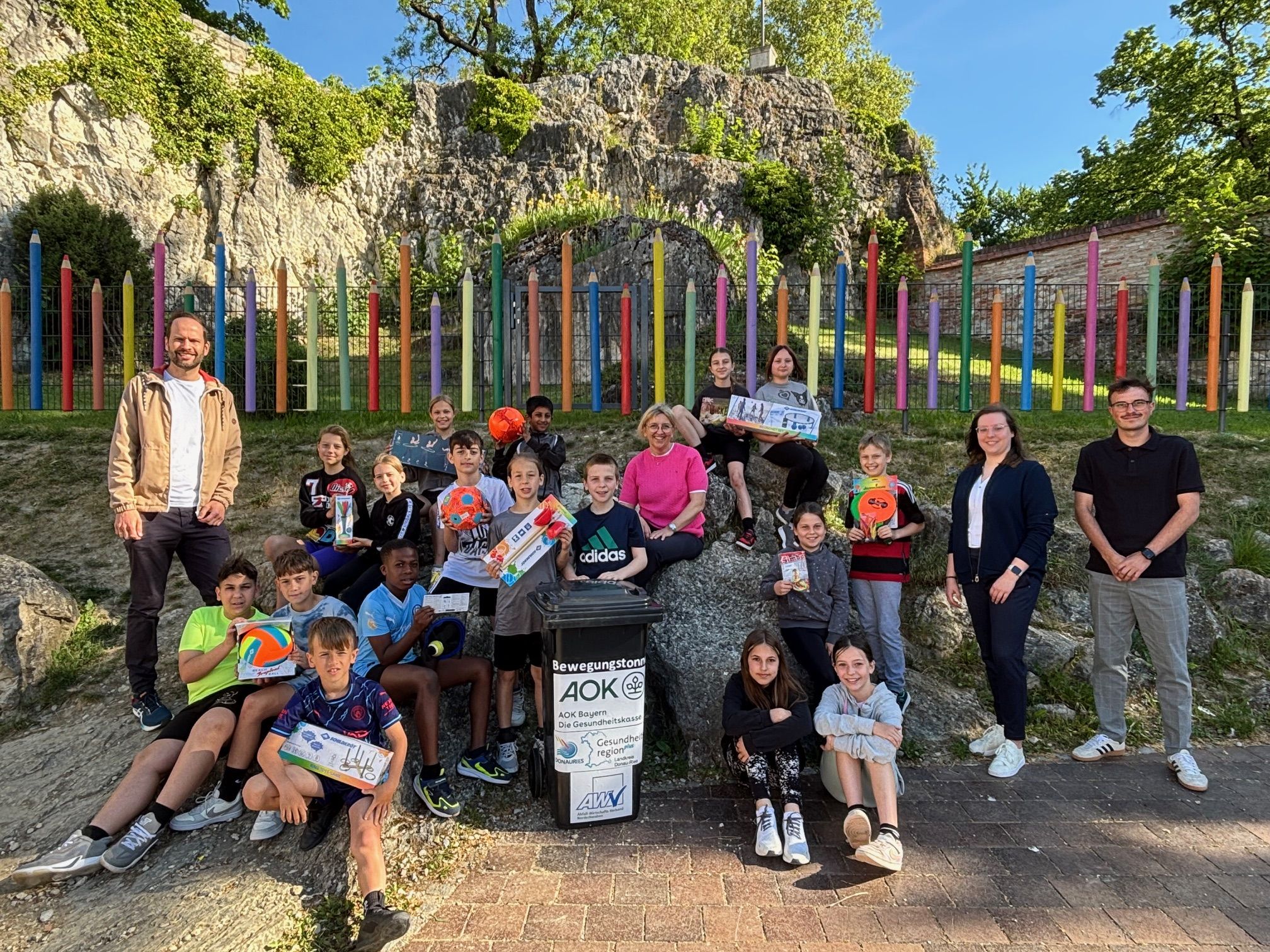 Die Mangold-Grundschule in Donauwörth freut sich über eine der fünf Bewegungstonnen. Foto: AOK Donau-Ries.
