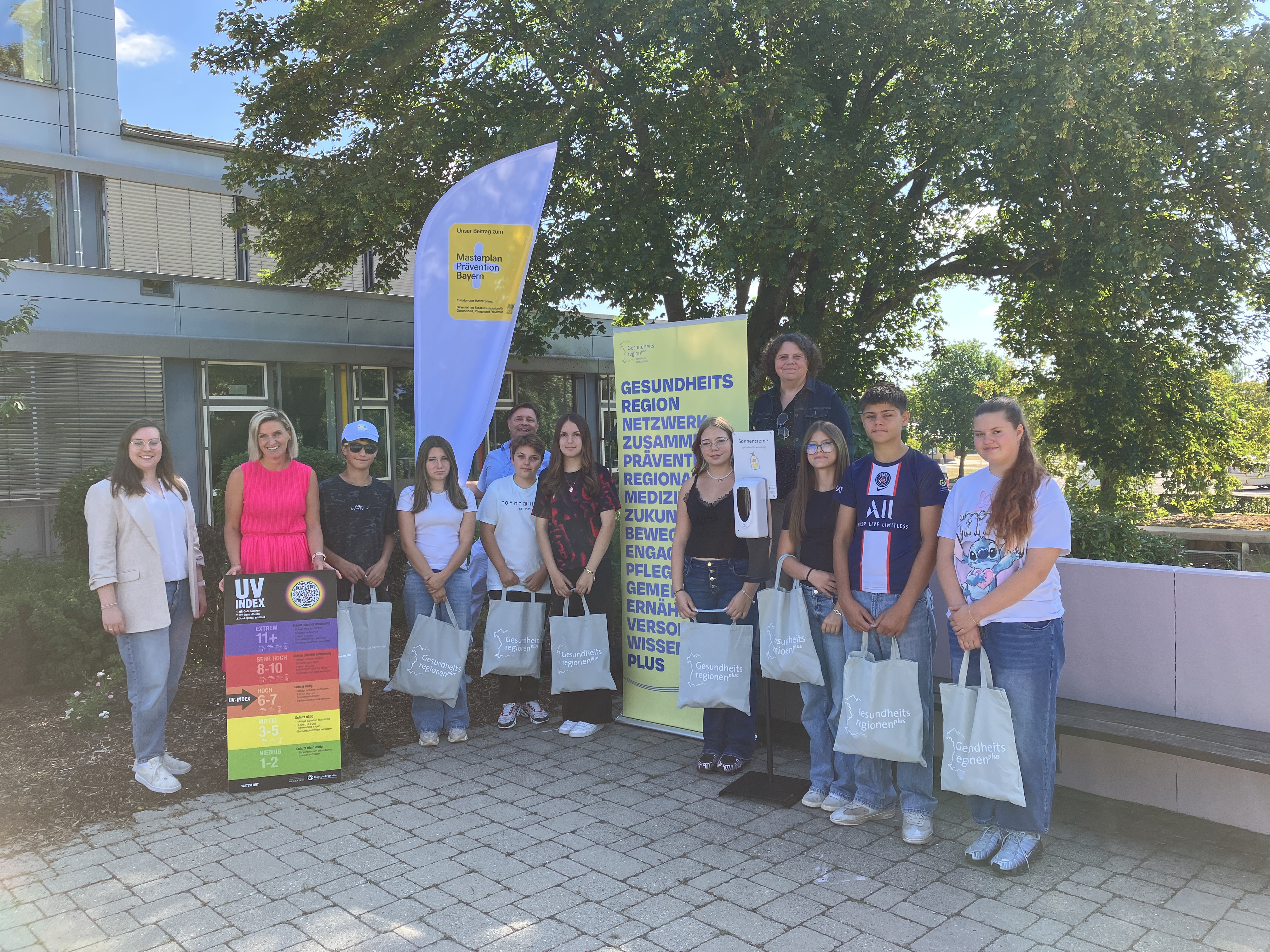 Vertreter des Gesundheitsamtes und der Gesundheitsregionplus überreichten die Preise an die Gewinnerklasse der Grund- und Mittelschule Monheim. (Foto: Maria Müller) 